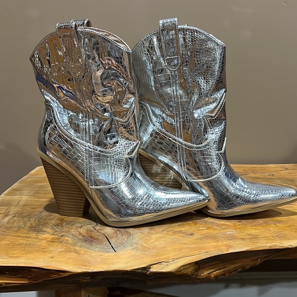 Silver Cowgirl boots!! - Picture 2 of 3